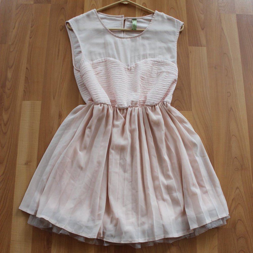 Whisper Sz M Light Pink Dress Sleeves Fit & Flare
